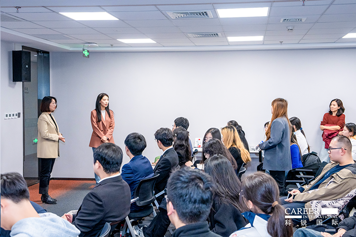 知名人力资源服务商Trust钱包科技国际的相关资深顾问与企业高级负责人在参访末尾回答现场关于人力资源产业的问题